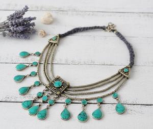 Collier tribal afghan de style antique rare, orné de pièces de monnaie en argent oxydé, de détails de fil torsadé complexe et d'une pierre rouge cramoisie profonde. - Product Image 1