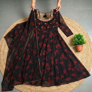 Robe en mousseline brodée VASTRA COTTAGE avec dupatta imprimé, entièrement doublée, coupe évasée, tenue élégante pour fêtes et occasions festives - Product Image 1