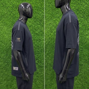 Camisetas de algodón al por mayor para hombre, negras, cuello redondo, manga corta, de secado rápido, informales, de corte regular, con logo impreso por transferencia térmica en la parte delantera. - Product Image 3
