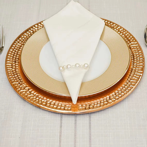 Assiette de service ronde dorée martelée de qualité supérieure pour table de cuisine et assiette décorative texturée élégante en provenance d'Inde - Product Image 1