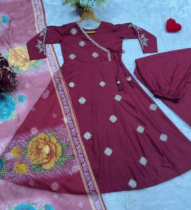 ชุดเดรส Anarkali ดีไซน์เนอร์ระดับพรีเมียมสำหรับผู้หญิง พร้อมกางเกง Palazzo และผ้าคลุมไหล่ ประดับด้วยงานปัก เหมาะสำหรับงานปาร์ตี้และงานแต่งงาน  สำหรับส่งออกจำนวนมากจากอินเดีย - Product Image 5