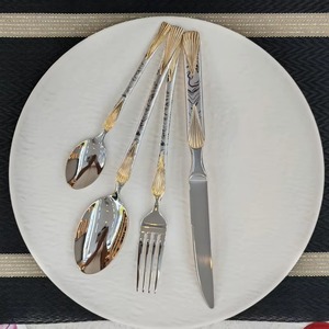 Juego de cubiertos metálicos de moda en la industria, ideal para restaurantes, hoteles, servicios de catering, bodas y mercados de suministro al por mayor. - Product Image 1