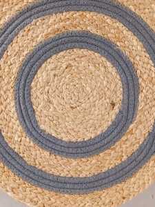 Salvamantel redondo de yute trenzado sostenible con borde gris soleado. Tapete de fibra natural que protege las mesas al tiempo que realza la experiencia gastronómica. - Product Image 3