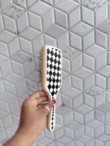 Nouvelle brosse à cheveux en bois et cuir, faite à la main par un designer, avec un motif à carreaux noir et blanc, design minimaliste - Product Image 2