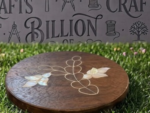 Caja de almacenamiento redonda de madera con tapa de plexiglás acrílico y diseño en relieve para chocolates, dátiles y dulces. - Product Image 2