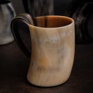 Taza de Cuerno de Búfalo Hecha a Mano, Ecológica, con Forma Natural, Asa Pulida, Rústica, Artística, Coleccionable, Duradera - Product Image 1