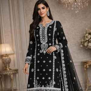 Traje de colección Eid hecho de seda india con bordados, trabajo de espejo y encaje. - Product Image 1