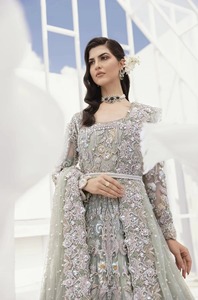 Robe de mariée pakistanaise haut de gamme, vue de près, en doux voile rose pêche pastel, ornée de motifs floraux 3D complexes - Product Image 2