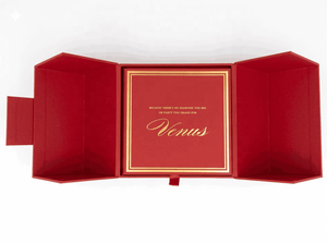 Caja de Regalo de Invitación Plegable Roja de Lujo, Tapa con Inicial de Cristal, Tarjeta con Detalles en Dorado, Compartimento Forrado de Satén, Carpeta con Bolsillo para RSVP - Product Image 2