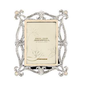 Cadre photo rectangulaire en bois finition noyer avec bordure intérieure en laiton – Design exclusif pour ranger vos photos dans les pièces - Product Image 2