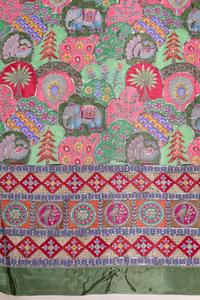 ผ้าเครปสีแดงสดพิมพ์ลายดอกไม้แบบธรรมชาติ พร้อมขอบตกแต่งอย่างสวยงาม เหมาะสำหรับตัดเย็บชุดคุรติแบบชาติพันธุ์ - Product Image 3