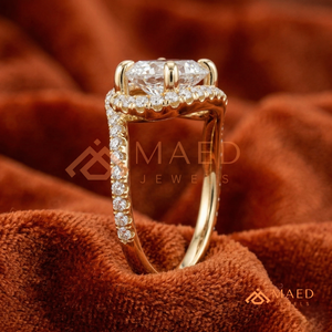 แหวนหมั้นเพชรทรงรีหรูหรา ประดับด้วยเฮโลเซ็ตติ้งและแถบปาเว่ – แหวนแต่งงานทองคำขาว 14K ระดับพรีเมียม - Product Image 2