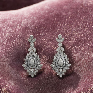 Boucles d'oreilles pendantes élégantes en or 14 carats avec diamants CVD cultivés en laboratoire Design floral complexe en forme de larme étincelante pour les fêtes - Product Image 1