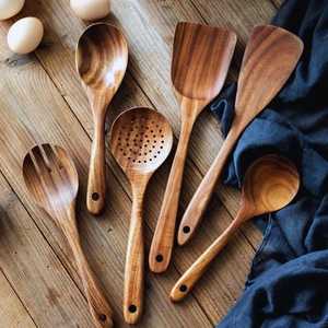 Juego de utensilios de cocina de madera de teca – Cucharas, espátula y colador de madera natural con soporte - Product Image 4