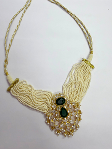 Conjunto de Joyería Clásico Hecho a Mano con Cristales de Zafiro Verde, Perlas, Pendientes Colgantes y Maangtika, Chapado en Oro de 18K, con Piedras Verdes de Madreperla - Product Image 5