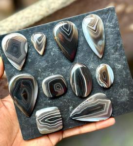 MAHNAJ GEMS Cabochons en Agate Naturelle Noire et Blanche Rayée avec Iridescence, Formes Mixtes 10-20mm, Pierres Précieuses en Vrac pour la Fabrication de Bijoux - Product Image 6