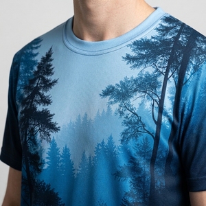 T-shirt graphique bleu pour homme avec imprimé paysage de forêt sombre et design streetwear décontracté inspiré de la nature - Product Image 5