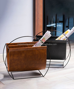 ชั้นวางนิตยสารและหนังสือแบบตั้งโต๊ะและตั้งพื้น ทำจากโลหะสีทองและหนังแท้ - Product Image 1