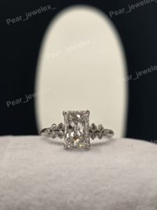 Anillo de compromiso de moissanita VVS, corte radiante, con piedras laterales de corte redondo, anillo de boda para mujer - Product Image 1