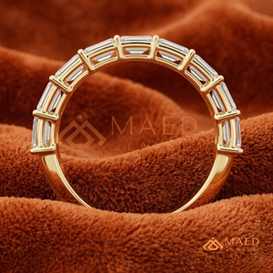 Anillo de Boda de Oro Amarillo de 14K con Moissanita de Corte Esmeralda de Oriente a Occidente, Engaste Horizontal con Diamantes de Laboratorio, Anillo de Media Eternidad - Product Image 4