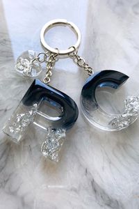 Porte-clés en résine de couleur personnalisée, cadeau artisanal, porte-clés pour couples, technique d'époxy scintillant holographique, léger et durable - Product Image 2