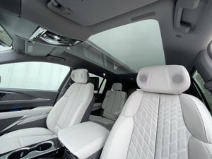 Cadillac ESCALADE IQ hybride de luxe 2026, SUV à transmission intégrale avec toit ouvrant panoramique et sièges en cuir - Product Image 4