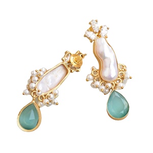 Boucles d'oreilles clous en laiton perlé, zircon, faites à la main, semi-précieuses, texture laiton mat, hypoallergéniques, sûres à porter, prêtes à l'emploi, vente en gros - Product Image 6