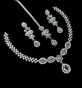 Conjunto de Collar y Aretes de Perlas de Cristal Geométricas de la Colección Fancy Plateada en Plata, Joyería de Boda para Mujer, Estilo Clásico con Pedrería - Product Image 5