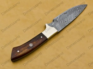 มีดทำมือเหล็กดามัสกัสตีขึ้นรูป สำหรับล่าสัตว์ ใบมีดแบบ Fixed Blade ด้ามไม้ สำหรับกิจกรรมเอาตัวรอดกลางแจ้ง  แบบ Full Tang  ขอบใบมีดหยัก  รับผลิตแบบ OEM - Product Image 5