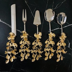 Juego de Cubiertos Metálicos con Diseño Floral y Mangos Bañados en Oro para Uso Decorativo en Bodas - Product Image 1