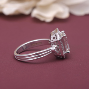 Bague de fiançailles en diamant de laboratoire certifié IGI, taille émeraude, avec halo, en argent sterling 925 massif, style Art Déco vintage. - Product Image 3