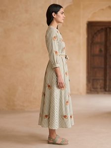 Vestido midi verde salvia a rayas para mujer con motivos florales y cinturón - Product Image 3