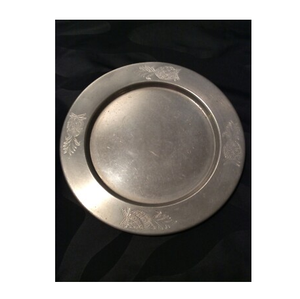 Plato de aluminio para servir alimentos, muy vendido, con grabado floral y efecto martillado, para uso en restaurantes. - Product Image 3