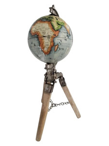 Globe terrestre vintage en métal industriel avec support trépied en bois rotatif, décoration de bureau - Product Image 2