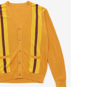 Pull de fraternité personnalisé, pull noir en tricot pour homme, bordure jaune, fermeture boutonnée, cardigan Alpha, pull rayé jaune pour homme - Product Image 5