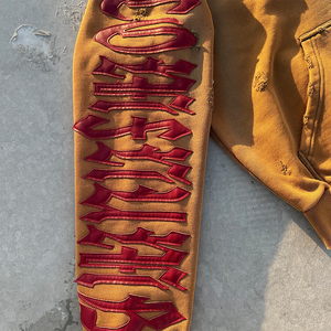 Sudadera con capucha personalizada de felpa francesa ecológica con efecto desgastado por el sol y lavado ácido, con cremallera, bordado, apliques y detalles de parche de cuero - Product Image 3