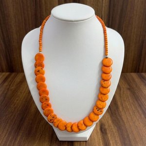 Collar llamativo de cuentas de disco de resina con manchas naranja atardecer - Product Image 6