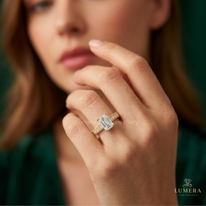 Bague d'inspiration antique avec diamant taille émeraude, pierre à taille étagée, motifs filigranes et halo de diamants latéraux étincelants - Product Image 1