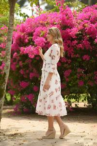 Robe élégante blanche à imprimé floral en tissu Georgette, doublure en crêpe, col en V, manches trois quarts, longueur normale, entièrement cousue - Product Image 5