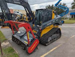 รถตักล้อยางขนาดเล็ก John Deere 333G รุ่นทรงพลัง พร้อมหัวบดไม้สำหรับงานป่าไม้ ขายพร้อมประสิทธิภาพการไหลเวียนสูง สำหรับงานป่าไม้หนัก - Product Image 4