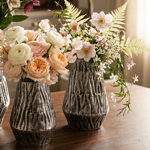 Florero de Metal con Textura de Corteza de Árbol, Acabado Plateado Antiguo, Hecho a Mano, Decoración Moderna para el Hogar, Centro de Mesa, Unidad Individual - Product Image 1