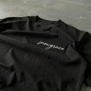 เสื้อยืดแขนสั้นสีดำสำหรับผู้ชาย Snowgrace ทรงปกติ ผ้าคอตตอนเจอร์ซีย์ ลำลอง คอกลม พิมพ์ลายตัวอักษร ด้านหน้ามีโลโก้ - Product Image 2