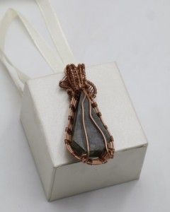 Pendentif en améthrine en forme de poire enveloppé de fil de cuivre |   Bijoux faits à la main en améthyste naturelle |   Pendentif en cristal de guérison taille unique - Product Image 3