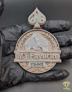 Colgante de Joyería de Alta Gama con Forma de Espada, Personalizado con Nombre, con Diamantes Moissanite en Acabado Oro Rosa - Product Image 1