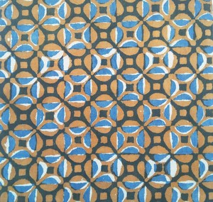 ผ้าฝ้ายพิมพ์ลายด้วยมือ ลายเรขาคณิตสีน้ำเงินมัสตาร์ด ผ้าฝ้ายทำมือจากอินเดีย ลายพิมพ์ชาติพันธุ์สมัยใหม่ - Product Image 2