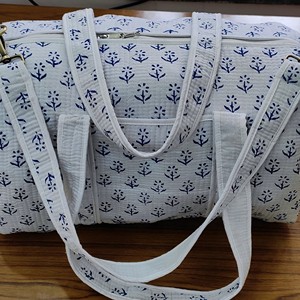 Sac de voyage matelassé en coton fait main avec imprimé floral bleu, poignées robustes, fermeture éclair, sac de week-end portable - Product Image 4