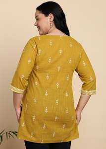 Ensemble Kurti court droit en coton cambric imprimé Ikat pour femme avec pantalon et dupatta – Jaune/Moutarde – Protection solaire – Tenue ethnique d'été - Product Image 4