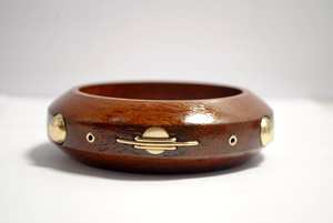 Brazalete de madera de Sheesham hecho a mano con incrustaciones de latón, pulido satinado, tallado y adornado con cuentas de latón. - Product Image 3