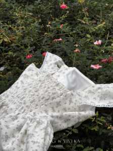 เสื้อผู้หญิงสไตล์วินเทจลายดอกไม้ผ้าลินินแขนกุด คอรูปหัวใจ แต่งเชือกผูกด้านหน้า ทรงเปปลัม แขนสั้นเก๋ไก๋ เสื้อฤดูร้อนสุดชิค ADELINE - Product Image 6