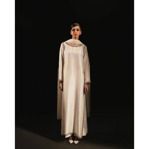 Ensemble Salwar Kameez en crêpe naturel exclusif 3 pièces pour femmes, tenue moderne pour fêtes et mariages, séchage rapide, confort toutes saisons - Product Image 1